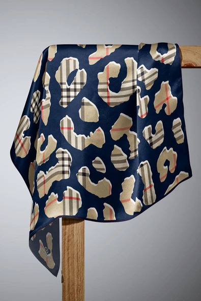 %100 Twill İpek Leopar Desenli Lacivert - Bej Renkli 90x90 Eşarp Dikim Şekli : El Dikişi - Resim 3