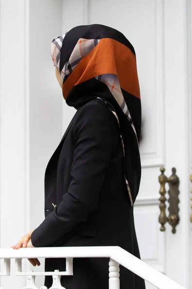 % 57 İPEK % 43 VİSKON Twill İpek Ekose Desenli Taba - Siyah Renkli 90x90 Eşarp Dikim Şekli : El Dikişi ürün görseli