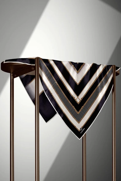 %100 Twill İpek Zincir Detaylı Geometrik Desenli Siyah - Krem Renkli 90x90 Eşarp Dikim Şekli : El Dikişi - Resim 4