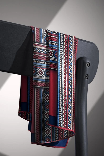 %100 Twill İpek Etnik Desenli Lacivert - Bordo  Renkli 90x90 Eşarp Dikim Şekli : El Dikişi - Resim 3