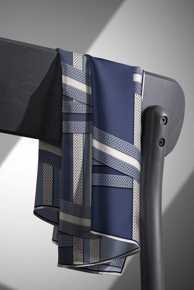 %100 Twill İpek Geometrik Desenli İndigo - Krem Renkli 90x90 Eşarp Dikim Şekli : El Dikişi - Resim 3