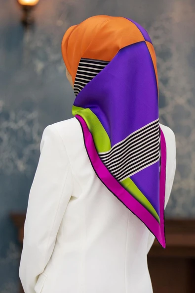 %100 Twill İpek Çizgili ve Geometrik Desenli Fuşya - Turuncu Renkli 90x90 Eşarp Dikim Şekli : El Dikişi ürün görseli
