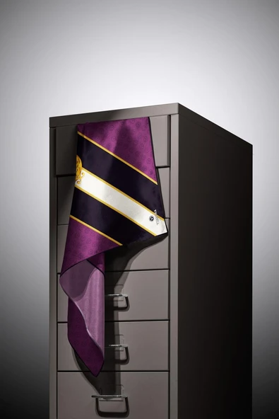 %100 Twill İpek Monogram Ve Barok Desenli Mürdüm - Siyah Renkli 90x90 Eşarp Dikim Şekli : El Dikişi - Resim 4