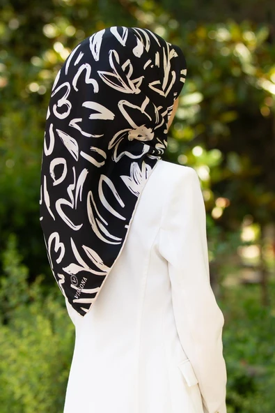 %100 Twill İpek Büyük Çiçek Desenli Siyah - Krem Renkli 90x90 Eşarp Dikim Şekli : El Dikişi ürün görseli