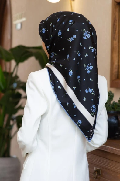 100% Twill İpek Bordürlü Çıtır Çiçek Desenli Siyah - İndigo Renkli 90x90 Dikim Şekli : El Dikişi Eşarp ürün görseli