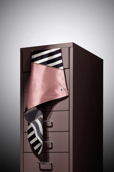 %100 Twill İpek Zincirli Çizgi Desenli Pudra - Siyah Renkli 90x90 Eşarp Dikim Şekli : El Dikişi - Resim 5