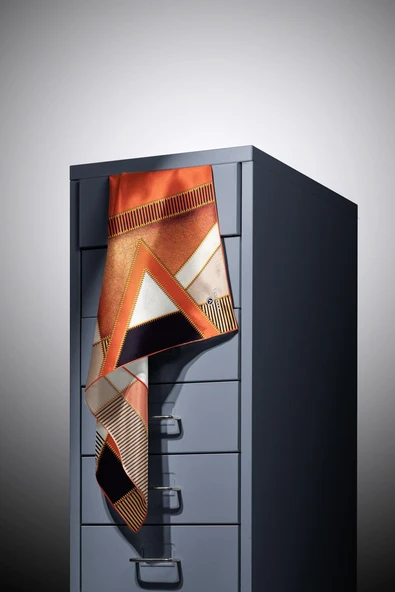 %100 Twill İpek Geometrik Desenli Taba - Siyah Renkli 90x90 Eşarp Dikim Şekli : El Dikişi - Resim 3