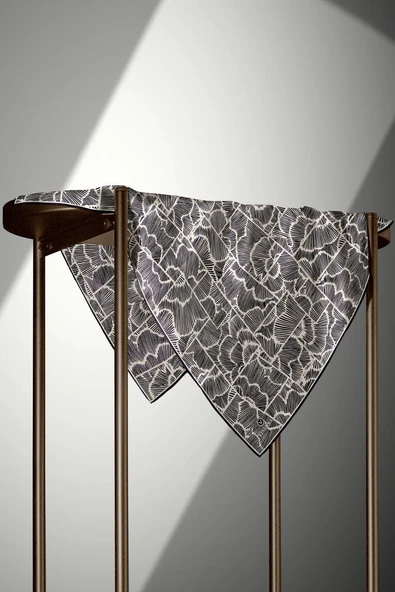 %100 Twill İpek Geometrik Desenli Siyah - Krem Renkli 90x90 Eşarp Dikim Şekli : El Dikişi - Resim 4