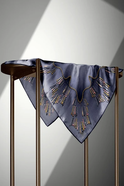 %100 Twill İpek Zincir Desenli Füme Renkli 90x90 Eşarp Dikim Şekli : El Dikişi - Resim 4