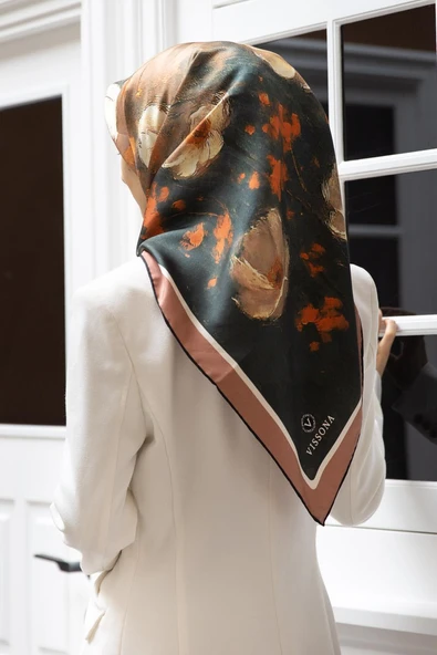 %100 Twill İpek Yağlı Boya Çiçek Desenli Taba - Petrol Yeşili Renkli 90x90 Eşarp Dikim Şekli : El Dikişi ürün görseli