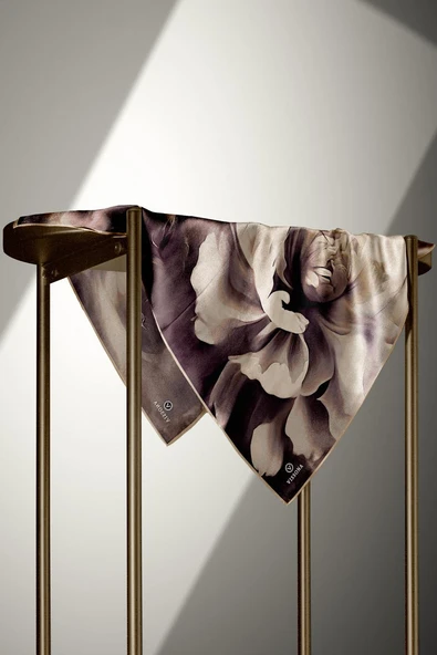 %100 Twill İpek Yaprak Desenli Bej Renkli 90x90 Eşarp Dikim Şekli : El Dikişi - Resim 6