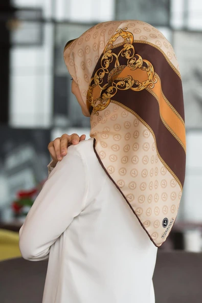 %100 Twill İpek Monogramlı Ve Barok Desenli Kahverengi - Bej Renkli 90x90 Eşarp Dikim Şekli : El Dikişi ürün görseli