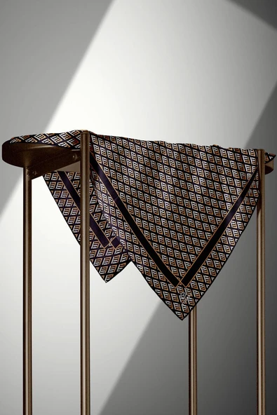 % 57 İPEK % 43 VİSKON Twill İpek Geometrik Desenli Siyah - Gold Renkli 90x90 Eşarp Dikim Şekli : El Dikişi - Resim 3