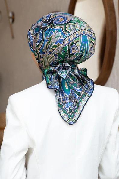 100% Twill İpek Etnik Desenli Saks - Zümrüt Yeşili Renkli 90x90 Dikim Şekli : El Dikişi Eşarp ürün görseli