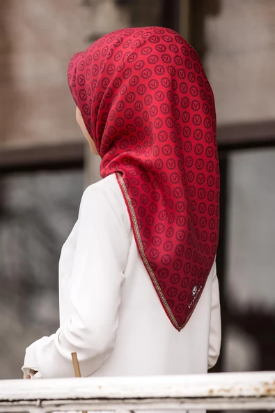 % 57 İPEK % 43 VİSKON Twill İpek Monogram Desenli Kırmızı Renkli 90x90 Eşarp Dikim Şekli : El Dikişi ürün görseli