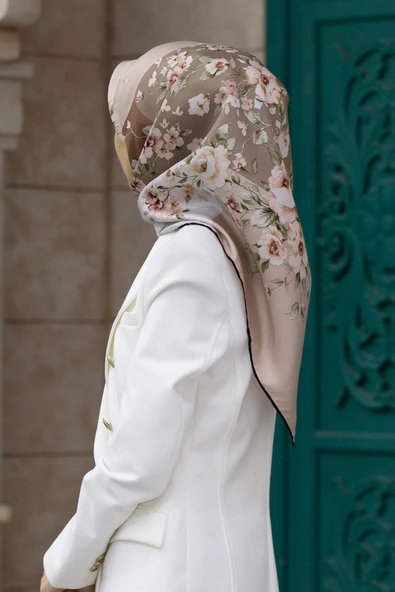 %100 Twill İpek Geometrik Ve Çiçek Desenli Bej - Taba Renkli 90x90 Eşarp Dikim Şekli : El Dikişi ürün görseli