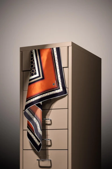 % 57 İPEK % 43 VİSKON Twill İpek Gold Halka Desenli Taba - Siyah Renkli 90x90 Eşarp Dikim Şekli : El Dikişi - Resim 4