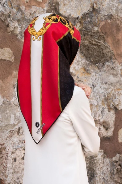 %100 Twill İpek Monogram Ve Barok Desenli Siyah - Kırmızı Renkli 90x90 Eşarp Dikim Şekli : El Dikişi ürün görseli