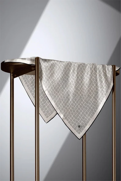 100% Twill İpek Etnik Motif Desenli Krem - Siyah Renkli 90x90 Dikim Şekli : El Dikişi Eşarp - Resim 3
