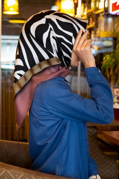 %100 Twill İpek Zebra Desenli Pudra - Gold Renkli 90x90 Eşarp Dikim Şekli : El Dikişi ürün görseli 1