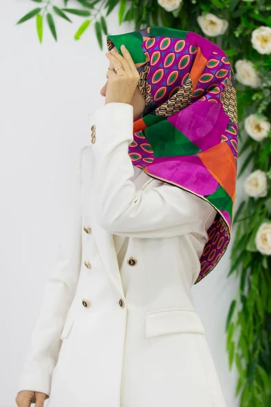 %100 Twill İpek Geometrik Desenli Fuşya - Zümrüt Yeşili Renkli 90x90 Eşarp Eşarp Kenar Dikiş Şekli El Dikişli ürün görseli 1