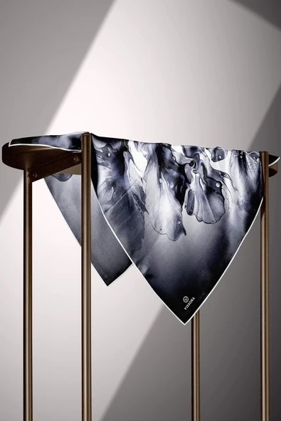 %100 Twill İpek Batik Çiçek Desenli Siyah - Gümüş Renkli 90x90 Eşarp Dikim Şekli : El Dikişi - Resim 3