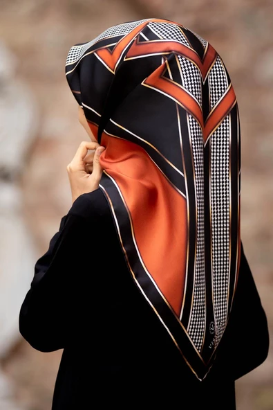 %100 Twill İpek Kareli Kazayaklı Desenli Taba - Siyah Renkli 90x90 Eşarp Kenar Dikiş Şekli El Dikişli ürün görseli