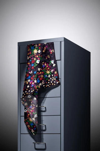 %100 Twill İpek Çıtır Çiçek Desenli Siyah - Fuşya Renkli 90x90 Eşarp Dikim Şekli : El Dikişi - Resim 6