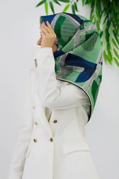 %100 Twill İpek Geometri Desenli Saks - Zümrüt Yeşili Renkli 90x90 Eşarp Kenar Dikiş Şekli El Dikişli ürün görseli