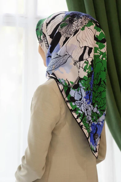 %100 Twill İpek Yaprak Desenli Saks - Zümrüt Yeşili Renkli 90x90 Eşarp Dikim Şekli : El Dikişi ürün görseli
