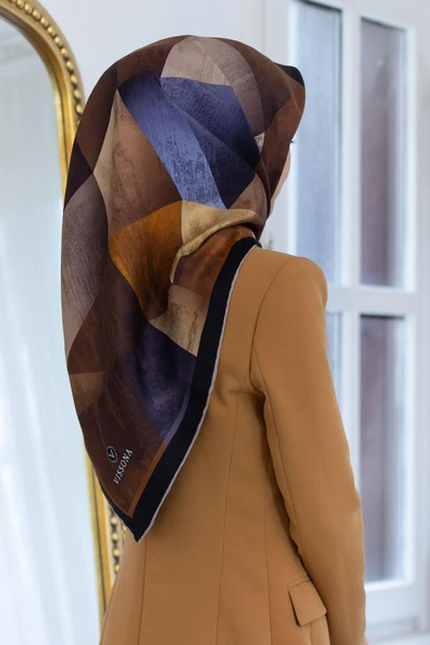 % 57 İPEK % 43 VİSKON Twill İpek Geometrik Desenli Kiremit - İndigo Renkli 90x90 Eşarp Dikim Şekli : El Dikişi ürün görseli