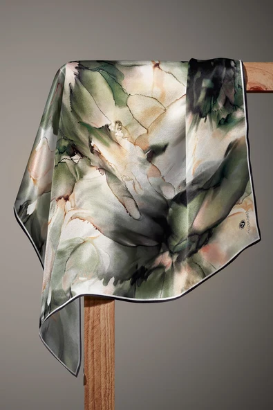 %100 Twill İpek Batik Çiçek Desenli Haki Yeşili - Vizon Renkli 90x90 Eşarp Kenar Dikiş Şekli El Dikişli - Resim 4