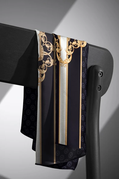 %100 Twill İpek Monogramlı Ve Barok Desenli Siyah - Gold Renkli 90x90 Eşarp Dikim Şekli : El Dikişi - Resim 3