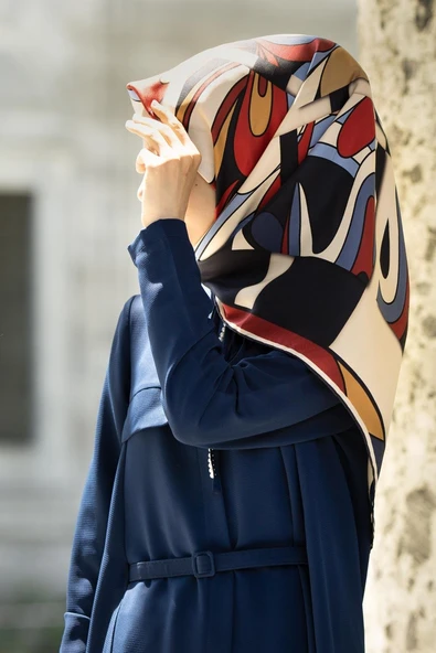 % 57 İPEK % 43 VİSKON Twill İpek Geometrik Desenli Lacivert - Bordo Renkli 90x90 Dikim Şekli : El Dikişi Eşarp ürün görseli 1