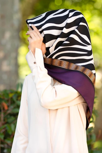 %100 Twill İpek Zebra Desenli Mürdüm - Gold Renkli 90x90 Eşarp Dikim Şekli : El Dikişi ürün görseli