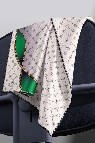 %100 Twill İpek Zincirli Ve Monogram Desenli Krem - Zümrüt Yeşili Renkli 90x90 Eşarp Dikim Şekli : El Dikişi - Resim 3