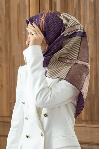 %100 Twill İpek Geometrik Desenli Mürdüm Renkli 90x90 Eşarp Dikim Şekli : El Dikişi ürün görseli