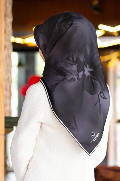 % 57 İPEK % 43 VİSKON Twill İpek Çiçek Desenli Füme Renkli 90x90 Dikim Şekli : El Dikişi Eşarp ürün görseli