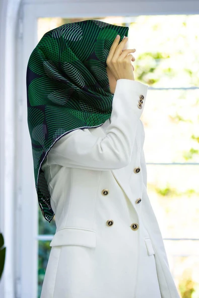 %100 Twill İpek Çizgili Çiçek Desenli Lacivert - Zümrüt Yeşili Renkli 90x90 Eşarp Dikim Şekli : El Dikişi ürün görseli