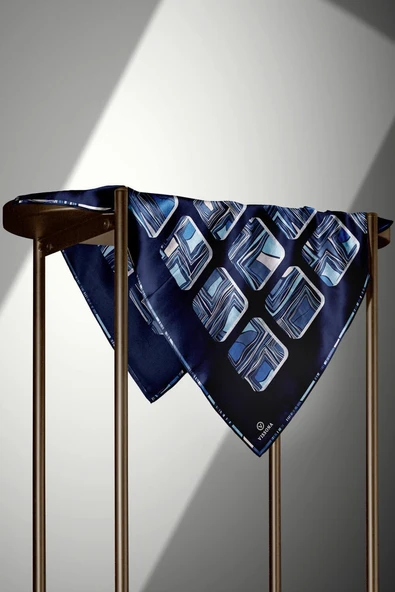 %100 Twill İpek Geometrik Kare Desenli İndigo - Lacivert Renkli 90x90 Eşarp Dikim Şekli : El Dikişi - Resim 3