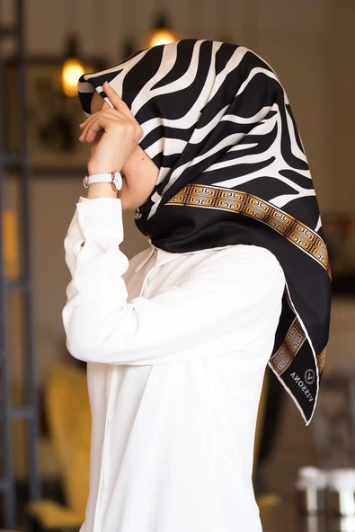 %100 Twill İpek Zebra Desenli Siyah - Beyaz Renkli 90x90 Eşarp Dikim Şekli : El Dikişi ürün görseli