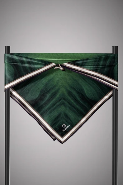 100% Twill İpek Monogram Desenli Zümrüt Yeşili Renkli 90x90 Dikim Şekli : El Dikişi Eşarp - Resim 5