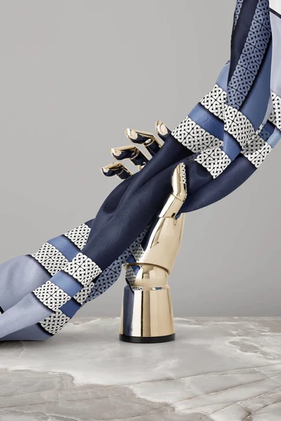 %100 Twill İpek Geometrik Desenli İndigo - Krem Renkli 90x90 Eşarp Dikim Şekli : El Dikişi - Resim 5