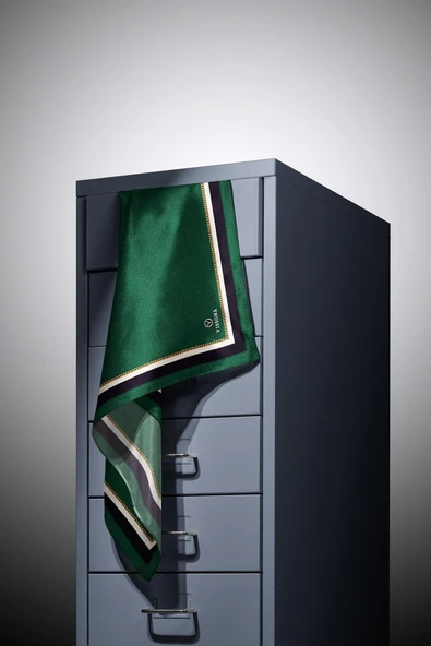 % 57 İPEK % 43 VİSKON Twill İpek Leopar Desenli Zümrüt Yeşili Renkli 90x90 Eşarp Dikim Şekli : El Dikişi - Resim 4