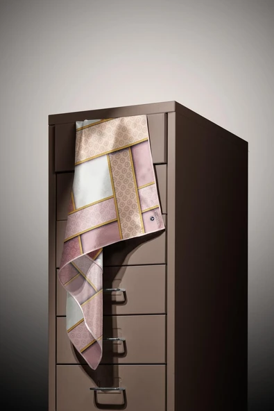 %100 Twill İpek Geometrik Desenli Bej - Pudra Renkli 90x90 Eşarp Dikim Şekli : El Dikişi - Resim 4