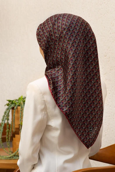 %100 Twill İpek Çizgi Desenli Siyah - Bordo Renkli 90x90 Eşarp Dikim Şekli : El Dikişi ürün görseli