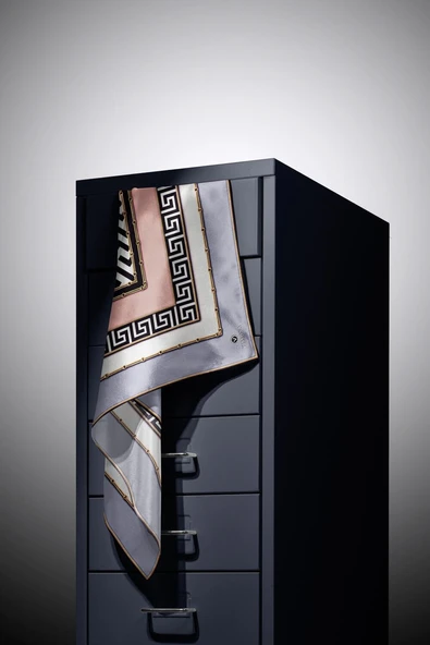 %100 Twill İpek Labirent Ve Geometrik Desenli Gri - Pudra Renkli 90x90 Eşarp Dikim Şekli : El Dikişi - Resim 5