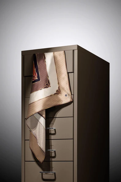 %100 Twill İpek Puantiyeli ve Geometrik Desenli Bej - Taba Renkli 90x90 Eşarp Dikim Şekli : El Dikişi - Resim 3