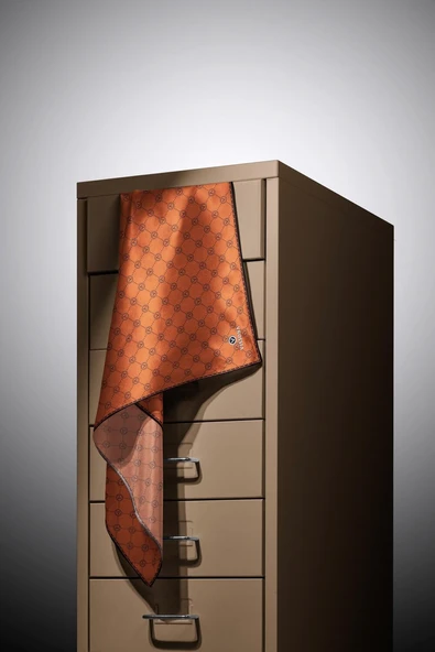 %100 Twill İpek Monogram Desenli Taba - Siyah Renkli 90x90 Eşarp Dikim Şekli : El Dikişi - Resim 4