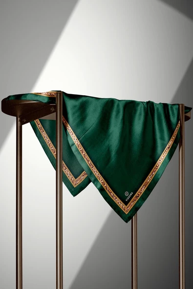%100 Twill İpek Bordürü Leoparlı Düz Desenli Zümrüt Yeşili - Gold Renkli 90x90 Eşarp Dikim Şekli : El Dikişi - Resim 4
